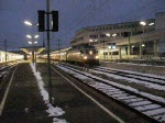 Der Railjet-Prototyp 1016 034-9 ( Spirit of Salzburg ) verließ am 31.1.2009 den Wiener Westbahnhof mit einem Regionalzug Richtung Sankt Valentin. Der charakteristische Taurus-Sound beim Anfahren klang diesmal ziemlich befremdend.
